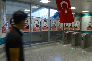 Resimleri metro istasyonunun duvarlarına asıldı