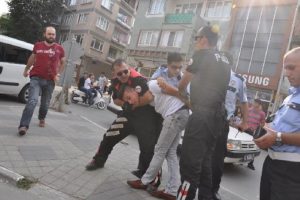 Bursa'da kaza yaptılar, kadın s&uuml;r&uuml;c&uuml;ye saldırdılar!