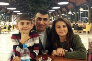 &Ccedil;ocuklarını kurtarmak isterken kendi de boğuldu