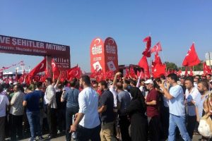 İstanbul &Uuml;sk&uuml;dar'da trafik durma noktasına geldi
