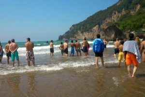 Dalgalara kapılan 6 gen&ccedil;ten 1'i &ouml;ld&uuml;, 5'i son anda kurtarıldı