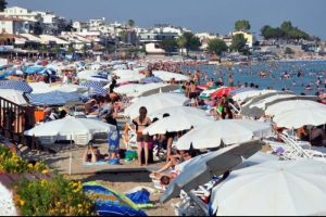 Didim'de sıcak hava sahilleri doldurdu