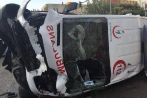 Adıyaman'da hafif ticari ara&ccedil; ambulansla &ccedil;arpıştı: 7 yaralı