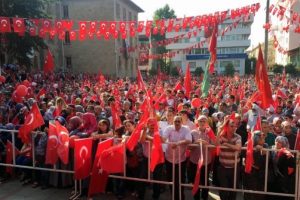 Isparta'da 10 bin kişi meydana &ccedil;ıktı