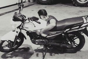 Sarılarak fotoğraf &ccedil;ektirdiği motosikleti sonu oldu