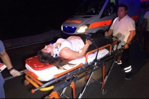 Antalya'da kamyonet u&ccedil;uruma yuvarlandı: 2 &ouml;l&uuml;, 9 yaralı