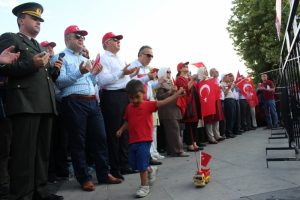 Kamyonunu bu kez Demokrasi ve Şehitler Mitinginde s&uuml;rd&uuml;
