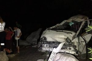 Kamyonet u&ccedil;uruma yuvarlandı: 2 &ouml;l&uuml;, 9 yaralı