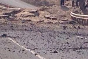 Yola d&ouml;şedikleri patlayıcıyı kamyon ge&ccedil;erken patlattılar: 1 &ouml;l&uuml;