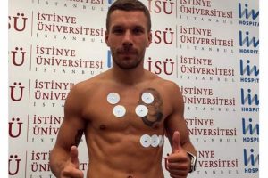 Podolski sağlık kontrol&uuml;nden ge&ccedil;ti