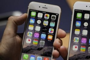 iPhone'unu u&ccedil;aktan aşağıya atarak test etti
