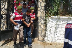Jandarma arabadan ş&uuml;phelendi, hırsızları su&ccedil;&uuml;st&uuml; yakaladı