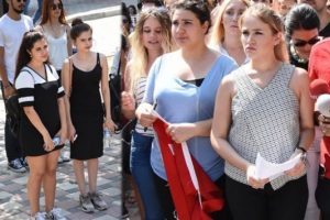 Kapatılan vakıf &uuml;niversitelerinin &ouml;ğrencileri tepkili