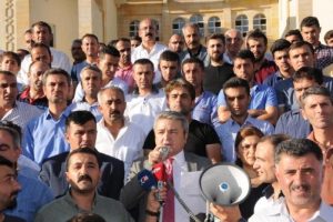 Hakkari'nin il&ccedil;e yapılma kararına karşı 10 bin kişi y&uuml;r&uuml;d&uuml;