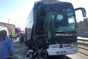 K&ouml;rfez'de 3 TIR ile 1 otob&uuml;s &ccedil;arpıştı: 4 yaralı