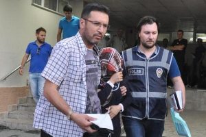 Evine zorla girmek isteyen tesisat&ccedil;ıyı av t&uuml;feğiyle &ouml;ld&uuml;rd&uuml;
