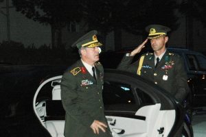 Komutanlardan kahraman astsubayın evine ziyaret