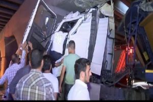 Hafriyat kamyonu, cip ve kamyonete &ccedil;arptı: 3 yaralı