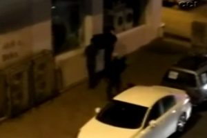 &Ccedil;evredekilere aldırmadan mağazayı soydular