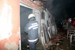 Bursa'da mermer at&ouml;lyesinde korkutan yangın: 1 ağır yaralı