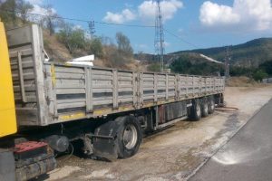 TIR'lara sıcak y&uuml;klenen demirler az kalsın faciaya yol a&ccedil;ıyordu
