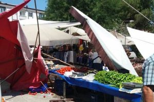 Helikopter halk pazarını birbirine kattı