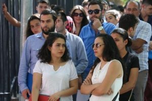 Adalet Bakanlığı &ouml;n&uuml;nde iş başvurusu kuyruğu!