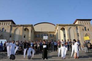Hakkari'nin il olarak kalabilmesi i&ccedil;in tiyatrolu eylem yaptılar