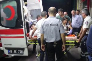 Restorant &ouml;n&uuml;nde silahlı kavga: 2 yaralı