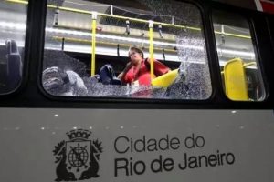 Rio Olimpiyatları'nda basın otob&uuml;s&uuml; kurşunlandı