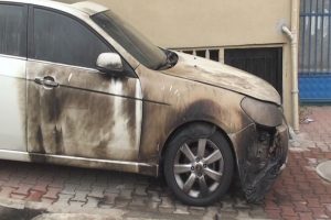 Boşandığı eşinin ailesine ait otomobili yaktı