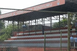 Futbol sahasının trib&uuml;n&uuml;nde ceset