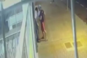 Sokak ortasında gasp&ccedil;ı dehşeti kamerada