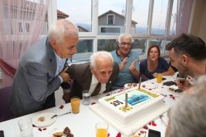 Bursa Nil&uuml;fer'de 101 yaşındaki huzurevi sakinine doğum g&uuml;n&uuml;