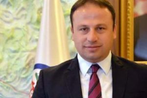 Ak Partili Belediye Başkanı g&ouml;zaltında