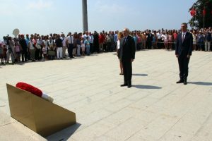 Kılı&ccedil;daroğlu Şehitler Abidesi'ni ziyaret etti