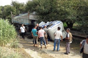 Yolcu treni hemzemin ge&ccedil;itte kamyona &ccedil;arptı: 1 yaralı
