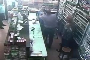 Belediye başkanı ile market&ccedil;i kavgası g&uuml;venlik kamerasında