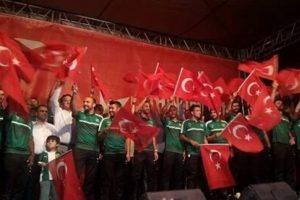 Bursa'da demokrasi n&ouml;betine Bursasporlu futbolcular da katıldı