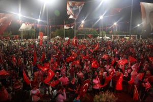 Mersin'de demokrasi n&ouml;betlerine coşkulu final