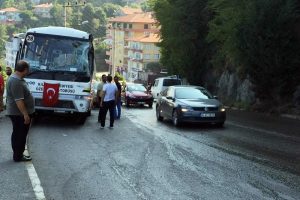 Kontrolden &ccedil;ıkan TIR, halk otob&uuml;s&uuml;ne &ccedil;arptı: 10 yaralı