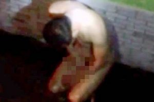 Cinsel tacizci &ouml;ğretmene sokak ortasında lin&ccedil; girişimi