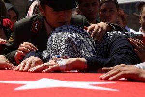 Şehit annesine T&uuml;rk bayrağı g&ouml;lge, kadın astsubay dost eli oldu