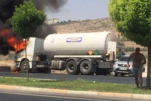Alev alan tankerin s&uuml;r&uuml;c&uuml;s&uuml; &ouml;l&uuml;mden d&ouml;nd&uuml;