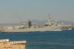 Yunan savaş gemisi &Ccedil;anakkale Boğazı'ndan ge&ccedil;ti