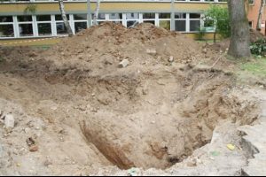 K&ouml;ln'de bir okulun bah&ccedil;esinde bomba bulundu