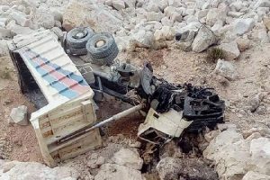 Kamyon u&ccedil;uruma yuvarlandı, s&uuml;r&uuml;c&uuml; &ouml;ld&uuml;