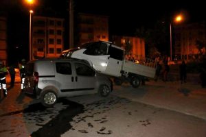 Aşırı hızla otomobillerin &uuml;zerine u&ccedil;tu