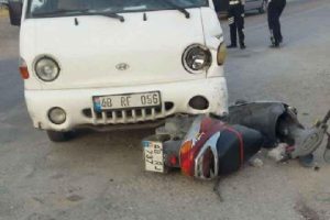 Kamyonet ile motosiklet &ccedil;arpıştı: 1 yaralı