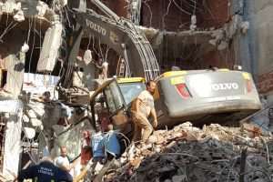 Bursa'da &uuml;zerine beton blok d&uuml;şen makine operat&ouml;r&uuml; ağır yaralandı